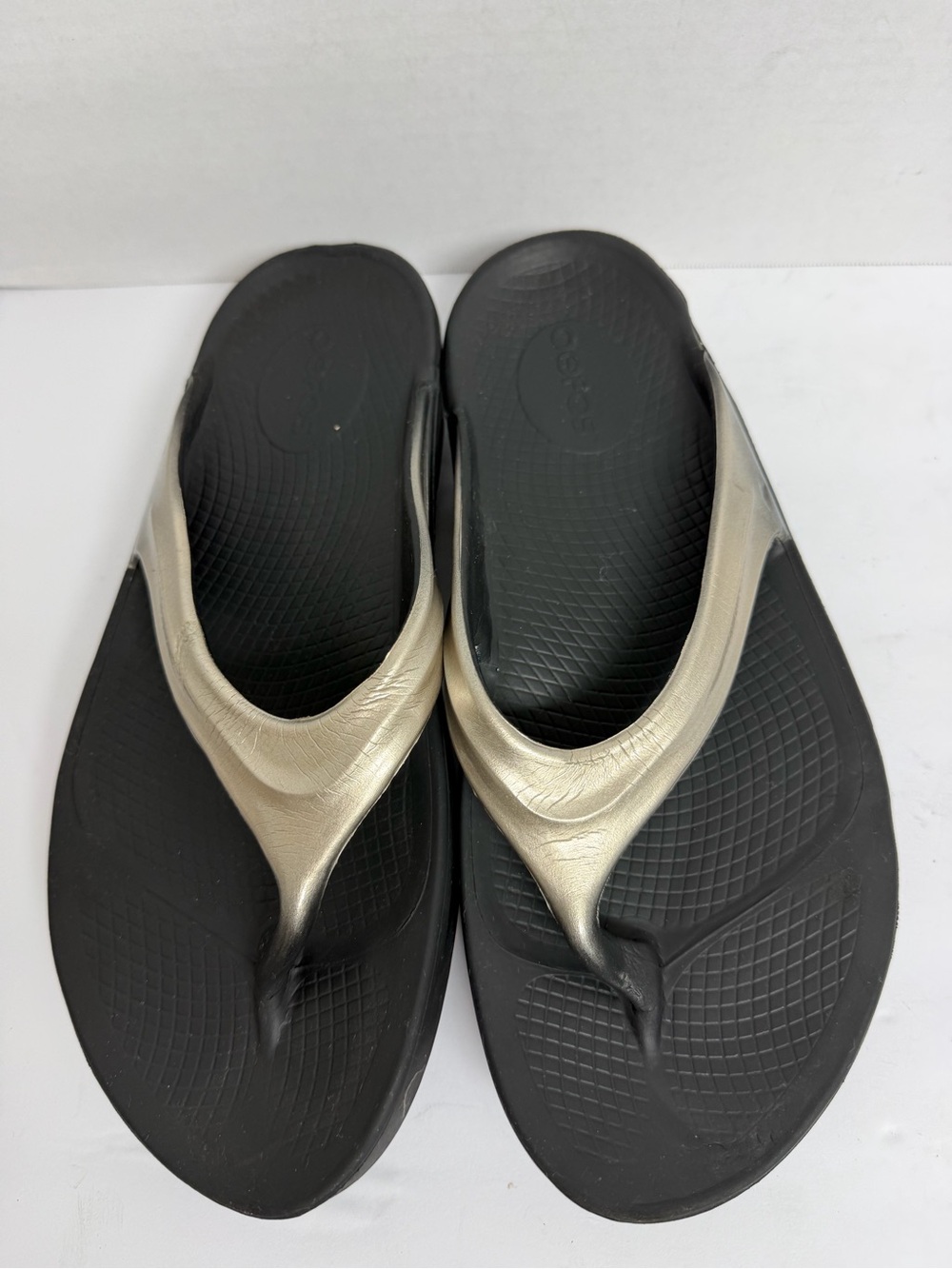 Oofos "Oolala" Silver Black Recovery Thong Sandals Women's 9 - Picture 4 of 8